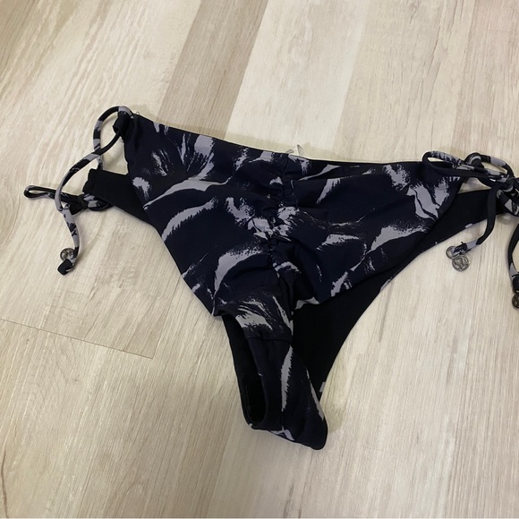 ♡ LULULEMON BIKINI BOTTOMS ♡ - Picture 4 of 6